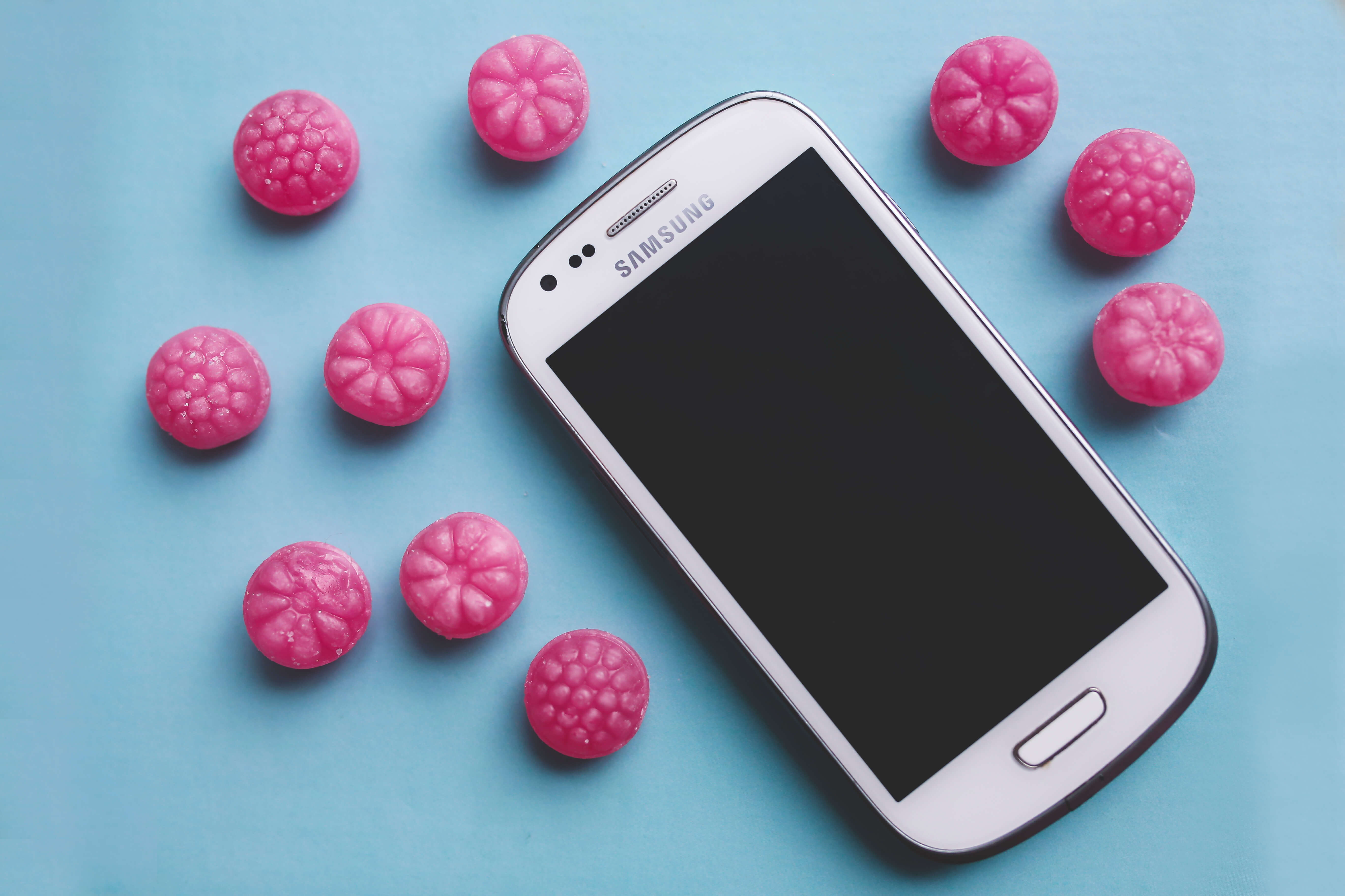 smartphone-technology-sugar-white